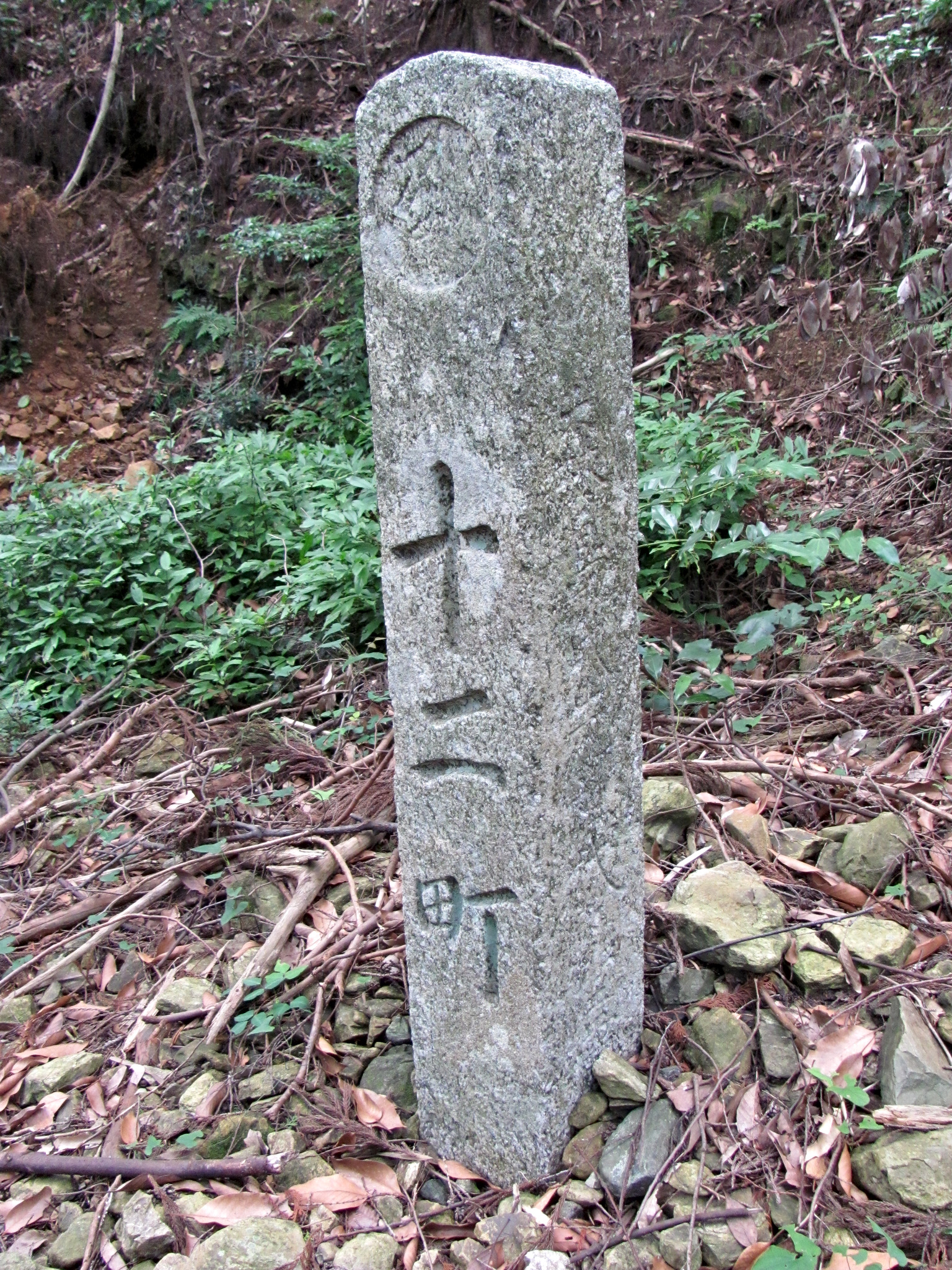 十二町 角柱町石（朝熊岳道）