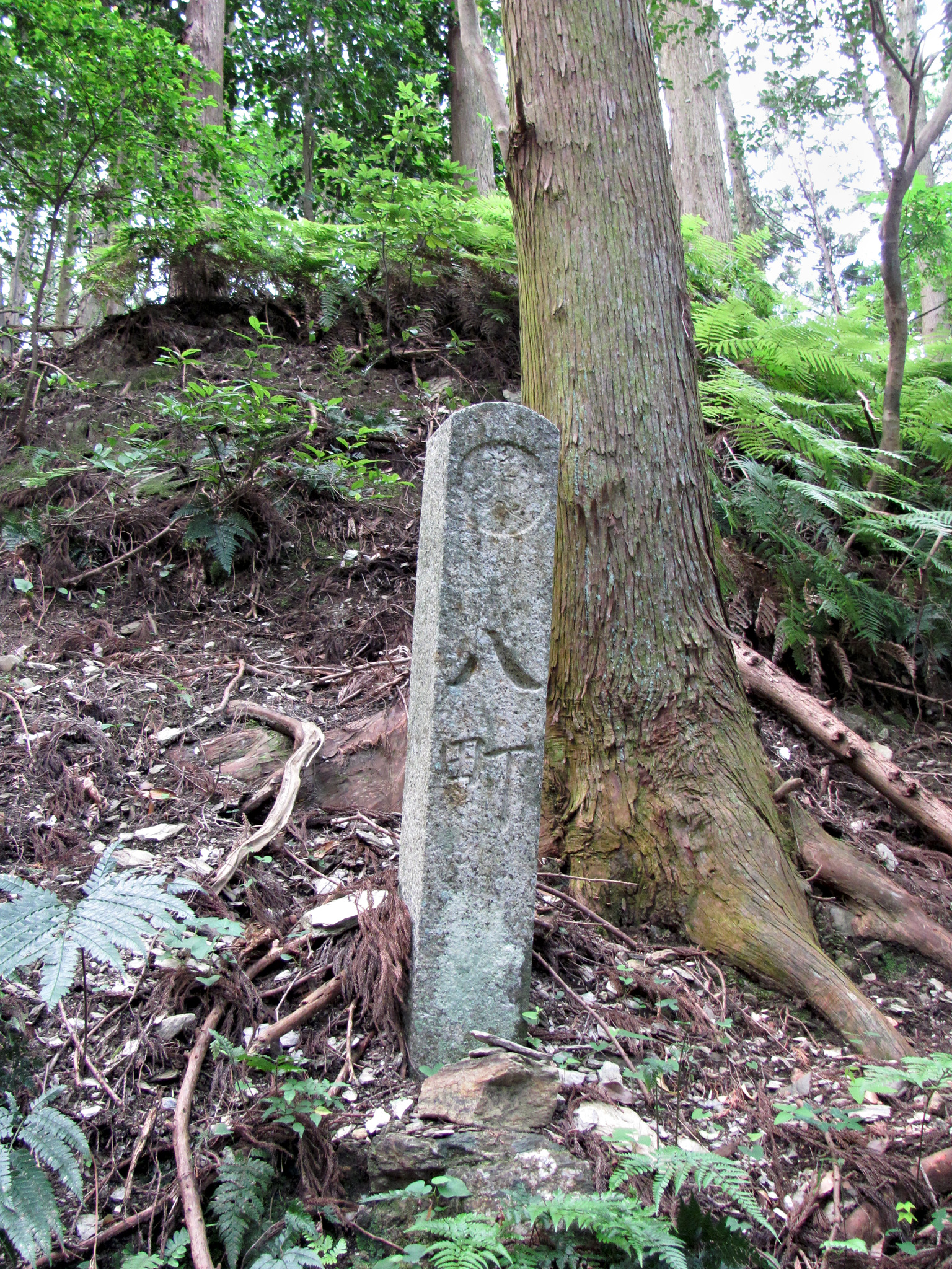 八町 角柱町石（朝熊岳道）