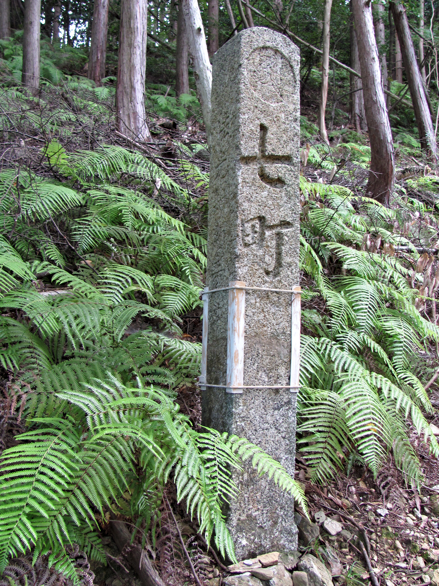 七町 角柱町石（朝熊岳道）