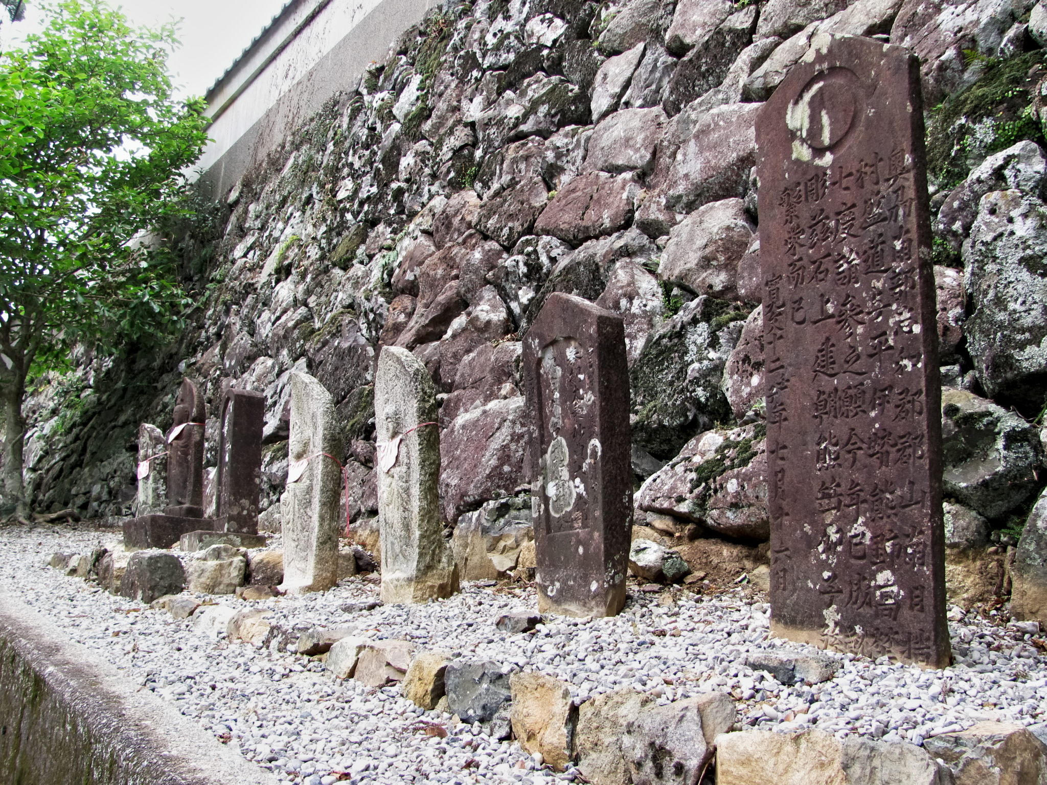 金剛證寺の総門付近に寄せられた石造遺物